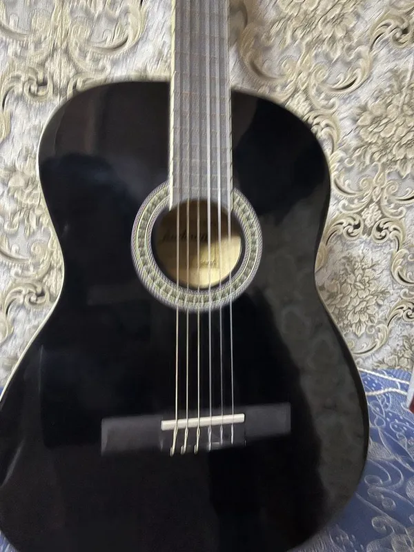 Klassik gitara sotiladi, yaxshi holatda — фото 1
