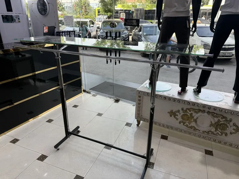 Vitrina veshilka oynali