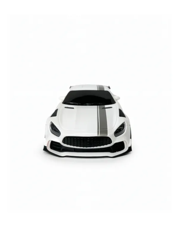 Mercedes-AMG GTR avtomobili, boshqaruv pulti bilan