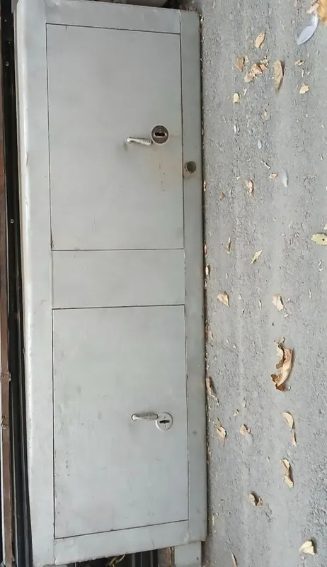 Продаётся сейф металлический.