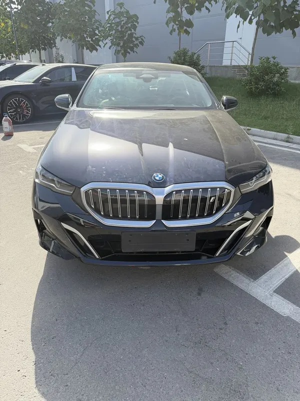 BMW i5 40L premium full pozitsiya