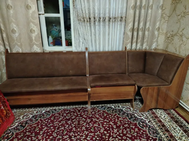 Уголок + стол + 2 стула + у уголка открывается нижняя часть 1