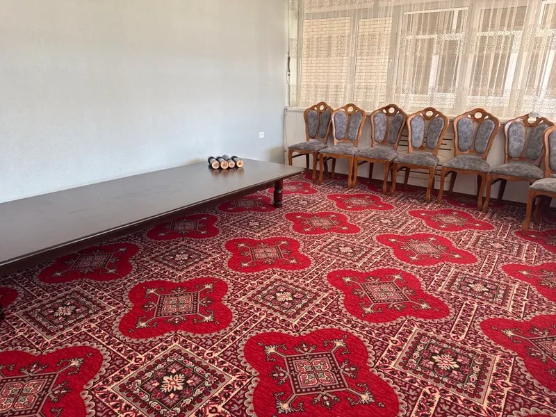 Стол хонтактаям болады 3,5–4 м, стулья тоже есть