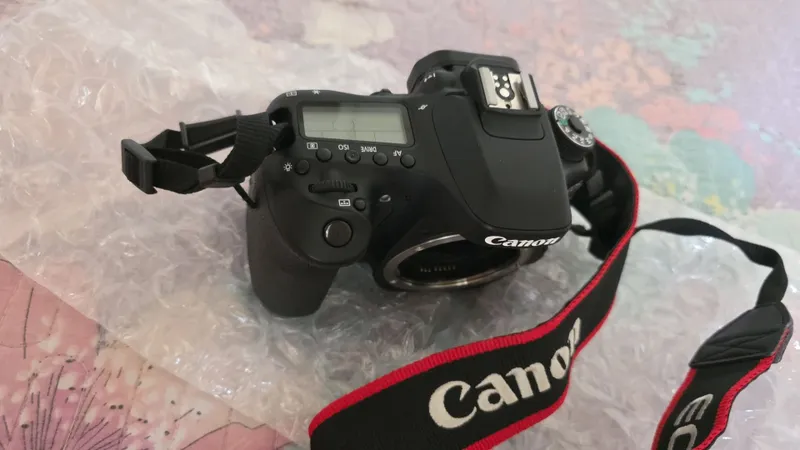 фотоаппарат Canon EOS 80D 1 фотоаппарат Canon EOS 80D 1