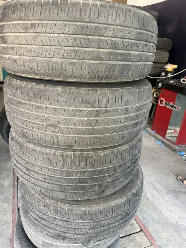 балон сотилади 215/55r17.холати ўрта. 8 балон сотилади 215/55r17.холати ўрта. 8