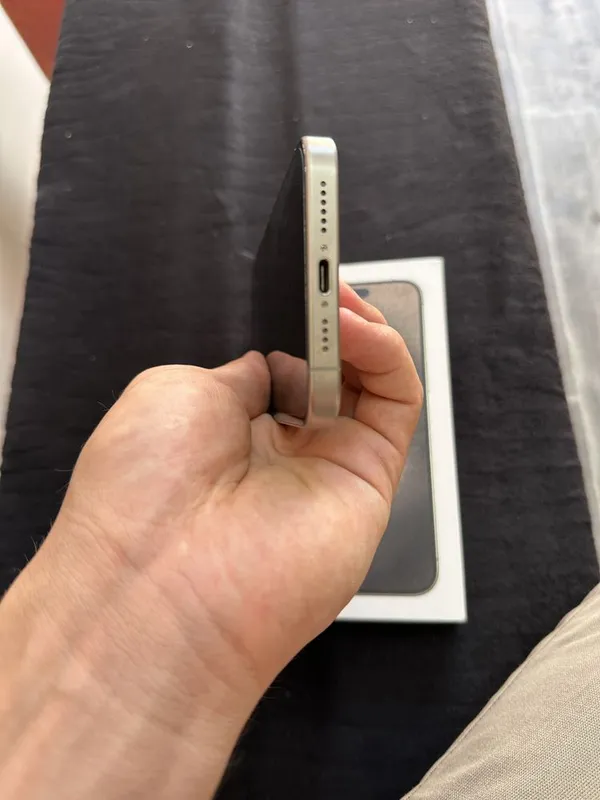 Iphone 15 pro max sotiladii 4