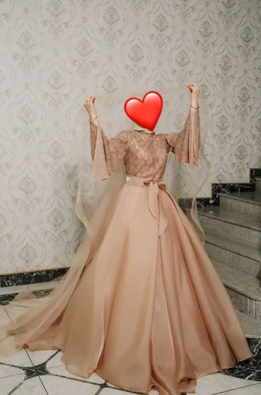 vecherniy koʻylak Atigi 1 marta kiyilgan