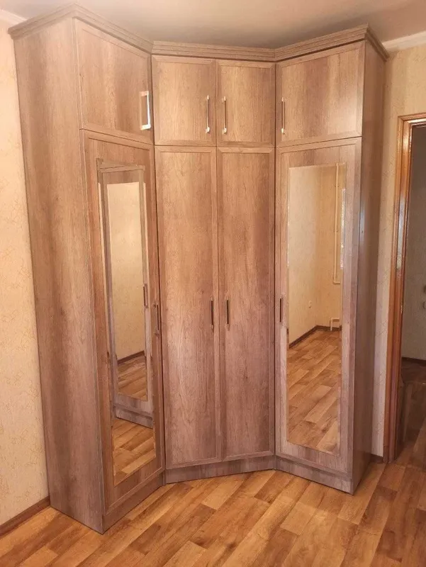 Шкаф угловой фабричный в полном комплекте с зеркалами и антресолями!