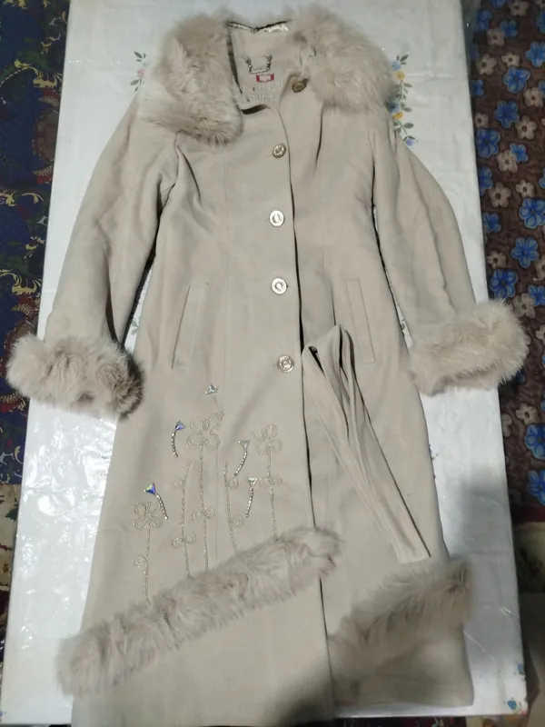 Женское пальто продаётся 1