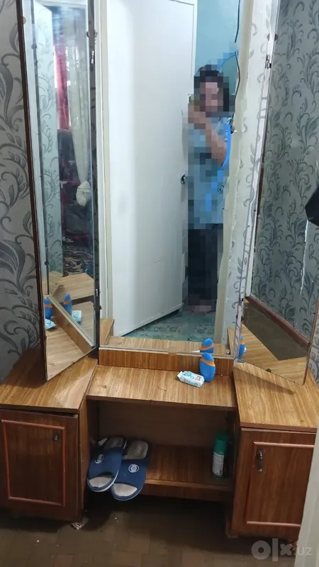 Uch tabaqali pardoz oynasi sotiladi Uch tabaqali pardoz oynasi sotiladi
