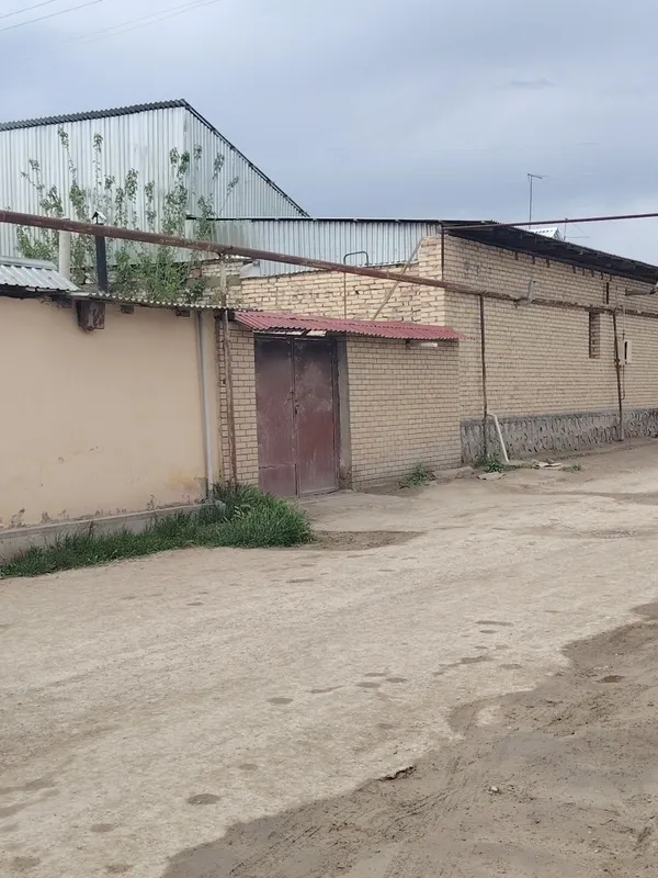 Opshiy dvor lekin adelni qilingan darvozasi bor adelni