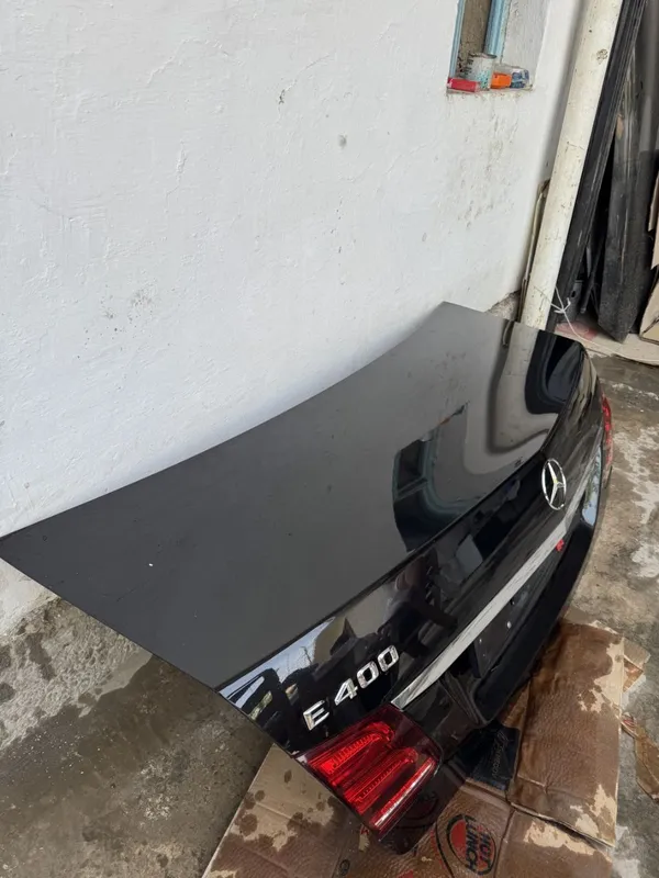 Oldi orqa kapot,oldi orqa banfer ,oldi rishotka mercedes e 400niki ..