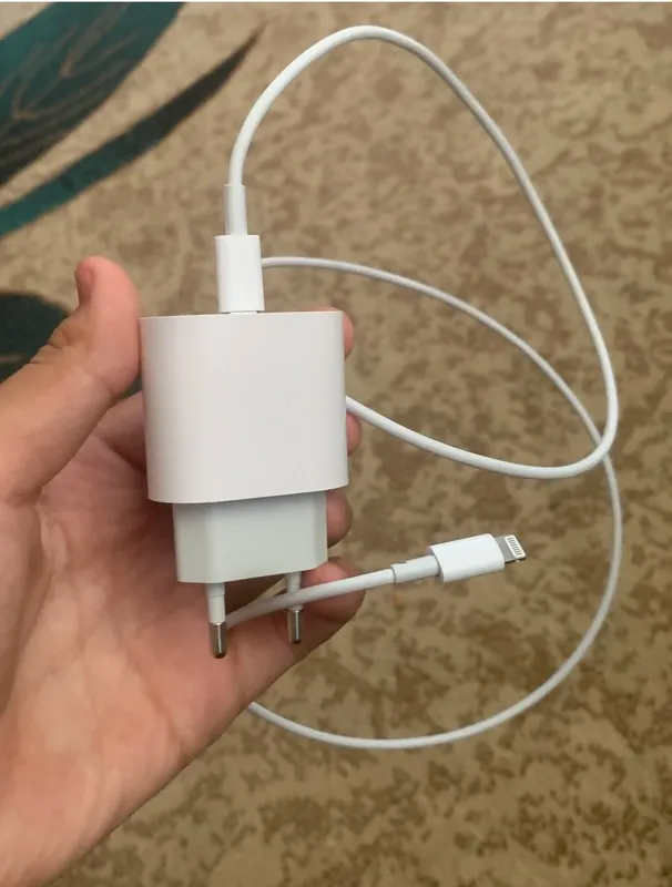 Оригинальное зарядное устройство для iPhone 2 Оригинальное зарядное устройство для iPhone 2