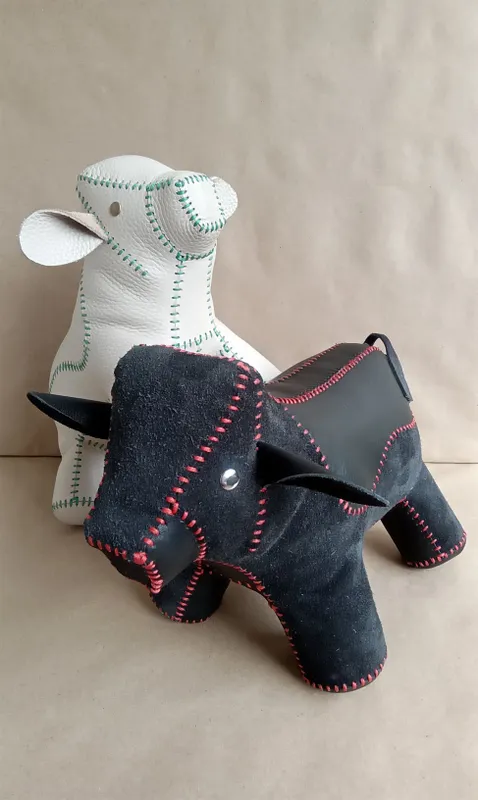 Кожаные интерьерные фигуры.