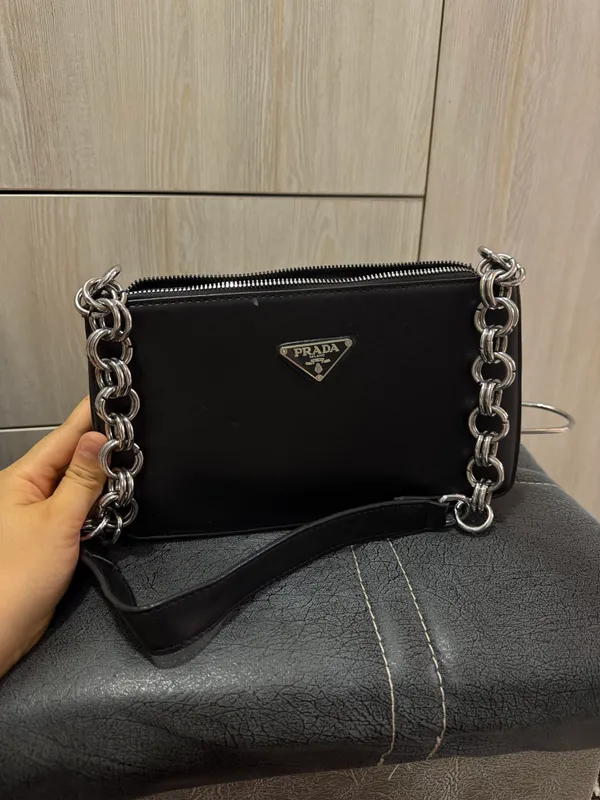 Prada sumka. Qora kiyilgan