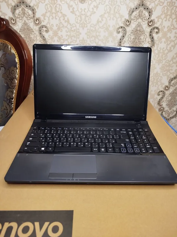 Продается Samsung Laptop 300E intel Core i3 4/512Gb ideal sotiladi