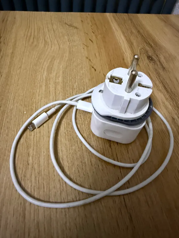 Iphone zaryadchik sotiladi orginal Iphone zaryadchik sotiladi orginal