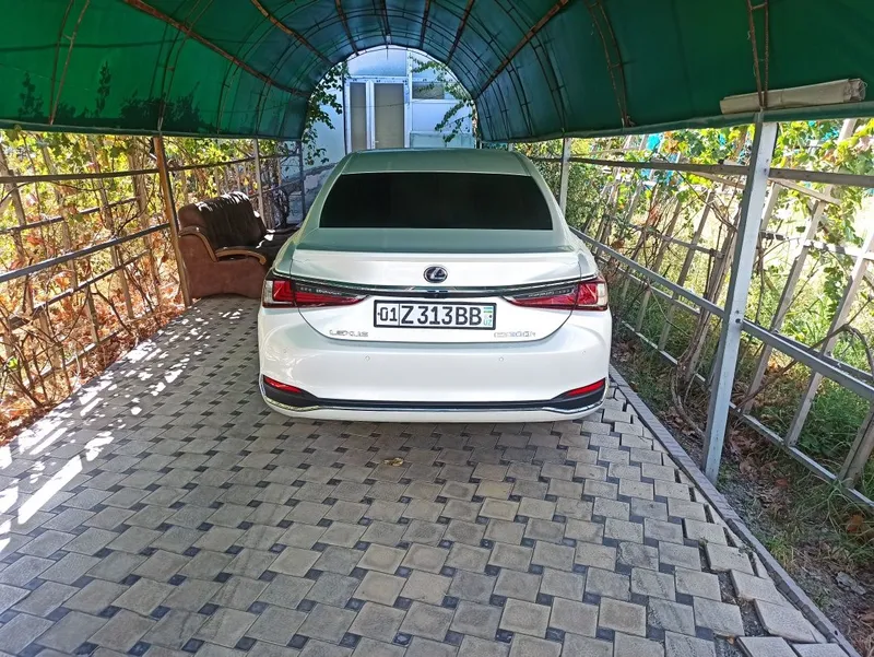 Lexus ES300 hybrid — фото 1