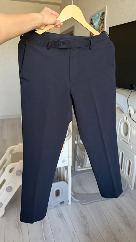 Ko‘k rangli Uniqlo shimlari Ko‘k rangli Uniqlo shimlari