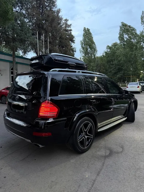 Mercedes Benz GL 550 4 Matic 2