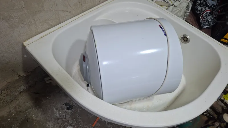 Продаются ванна и Ariston 2