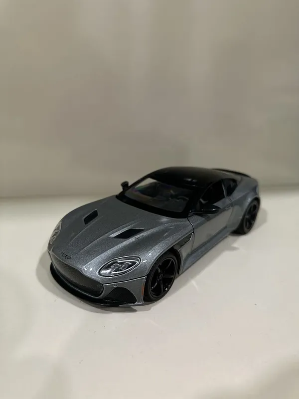 1:24 òlchamdagi sifatli model mashina sotiladi
