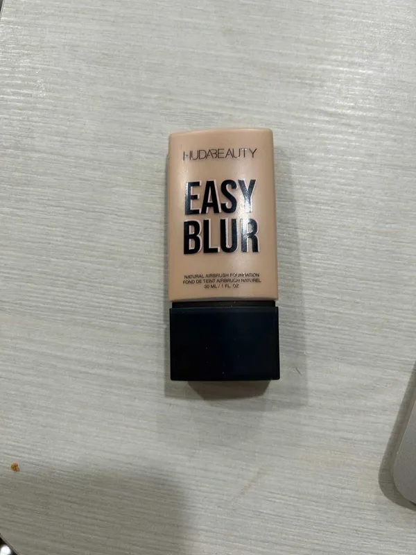 Huda Beauty Easy Blur — тональный крем, новый, оригинал (США) Huda Beauty Easy Blur — тональный крем, новый, оригинал (США)