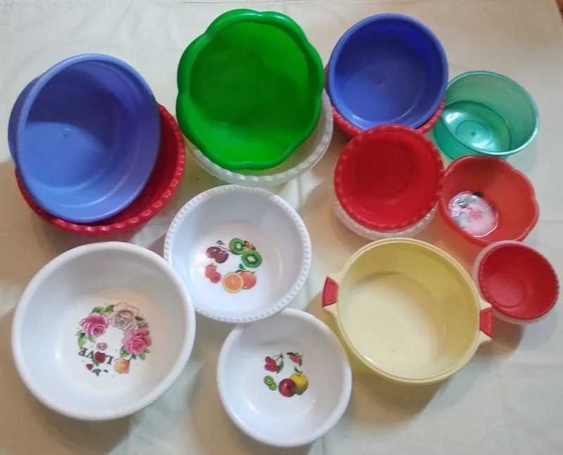 Миски пластмассовые, цена за все (19 шт.)