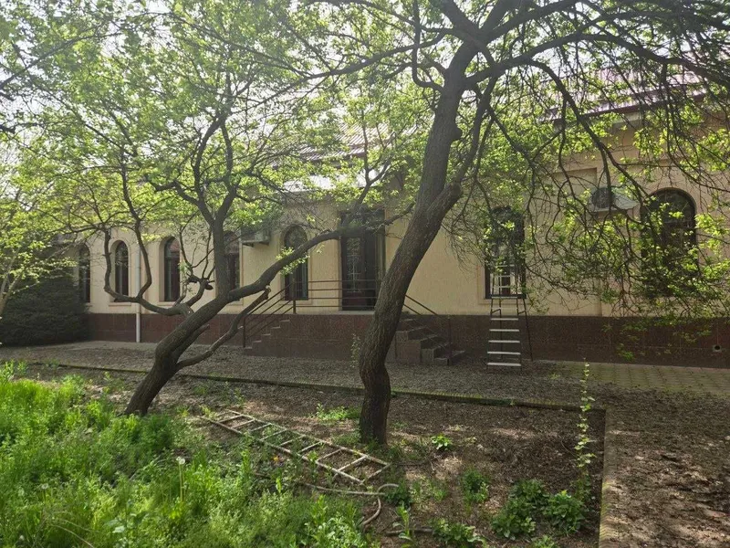 м.Буюк Ипак Йули ул.Бозбазар дом 9,22-сотки фасад 28 м под стройку