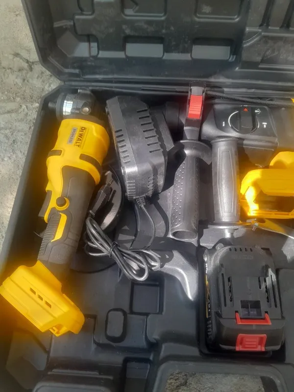 Перфаратор и балгарка Продам аккумуляторный набор инструментов DEWALT 3 Перфаратор и балгарка Продам аккумуляторный набор инструментов DEWALT 3