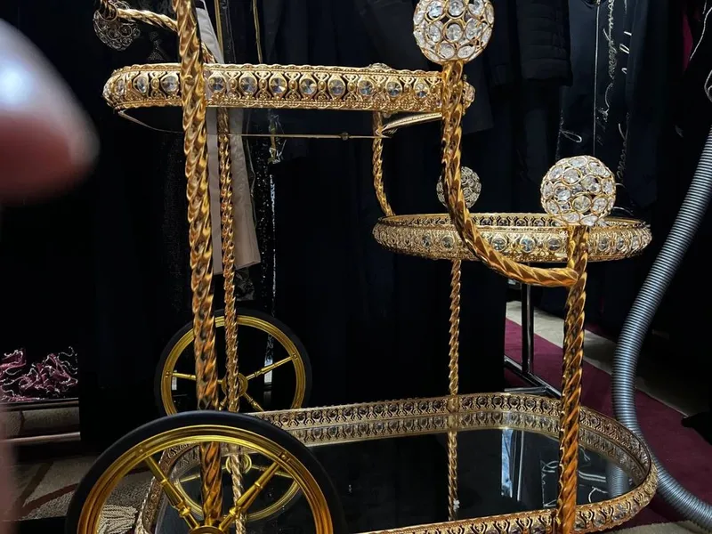 Lyuks oltin rangli servis aravachasi / dekorativ bar trolley