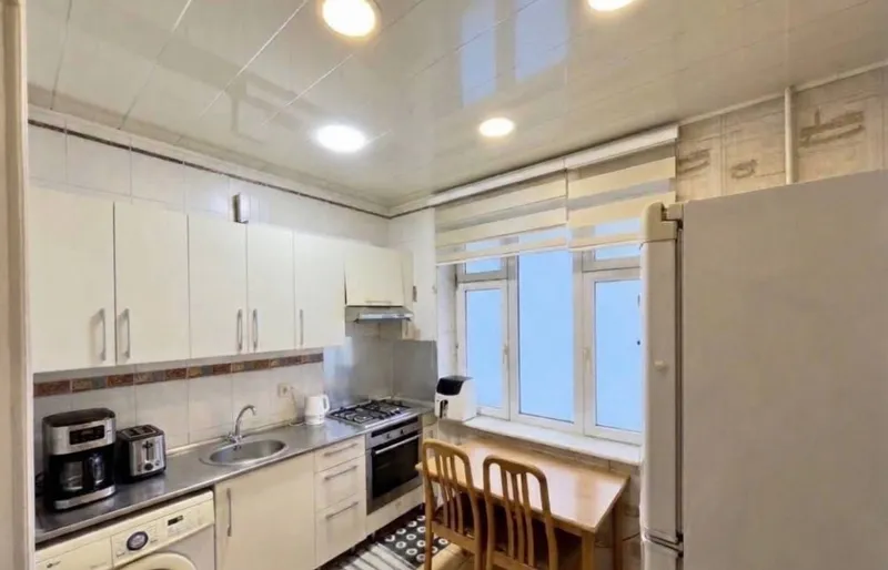 G‘ishtli 3 xonali kvartira sotiladi, o‘rtacha ta’mirlangan, 82 m² 5
