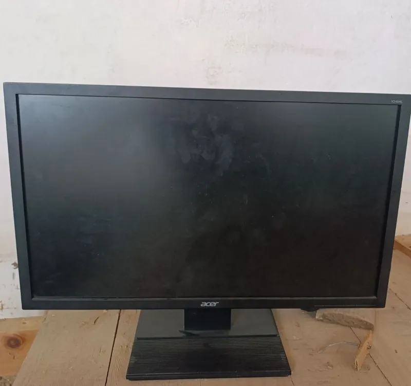 ACER 24 dyumli monitor, holati yaxshi, ishlab turgan kabellari bilan 1 ACER 24 dyumli monitor, holati yaxshi, ishlab turgan kabellari bilan 1