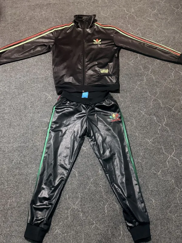 Original Adidas kostyumi sotiladi.