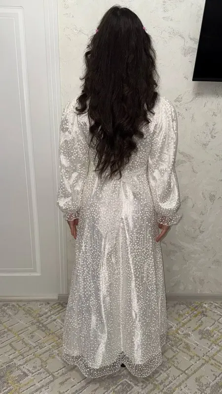Sut rangidagi uzun, nozik ko‘ylak. Bir marta kiyilgan 2 Sut rangidagi uzun, nozik ko‘ylak. Bir marta kiyilgan 2