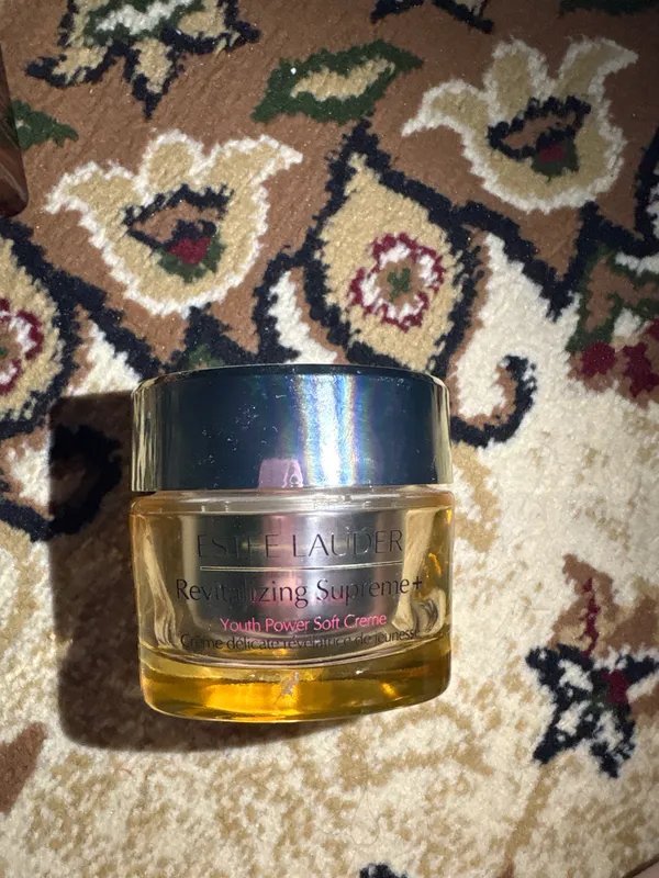 EsteLauder yuzni chuqur namlovchi keen