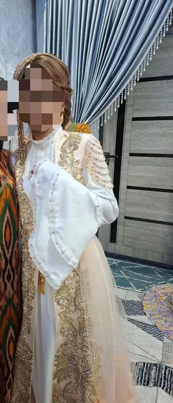 sotiladi 1marta keln salomga kiyilgan razmeri 42 sotiladi 1marta keln salomga kiyilgan razmeri 42