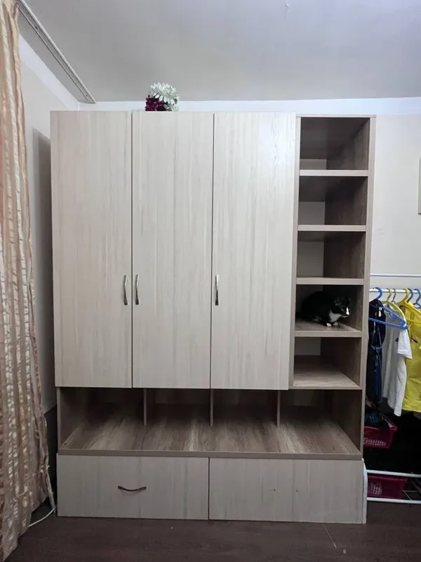 A’lo holatdagi katta sig‘imli devor shkafi 1 A’lo holatdagi katta sig‘imli devor shkafi 1