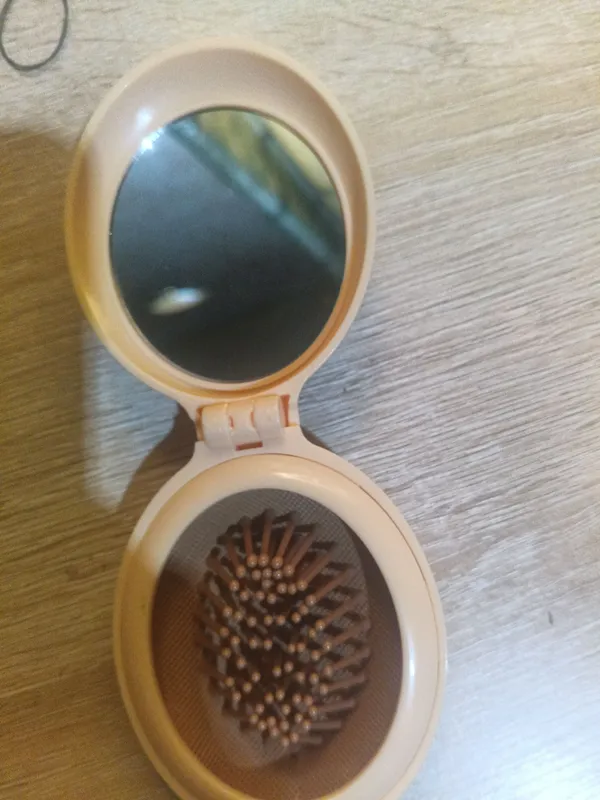 Qizlar uchun qulay ikkisi birda oynacha va taroq 4