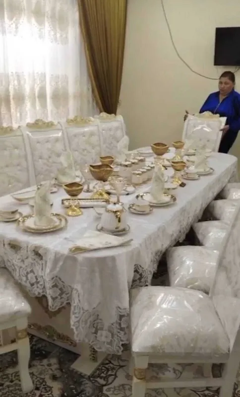 Стол и 12 стульев . В гостиную. Почти новый 1