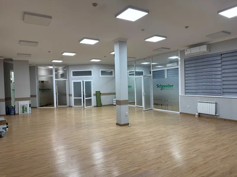 Ц6. 1 линия. Парковка. Сдам в аренду современный офис 176кв. м.. 3