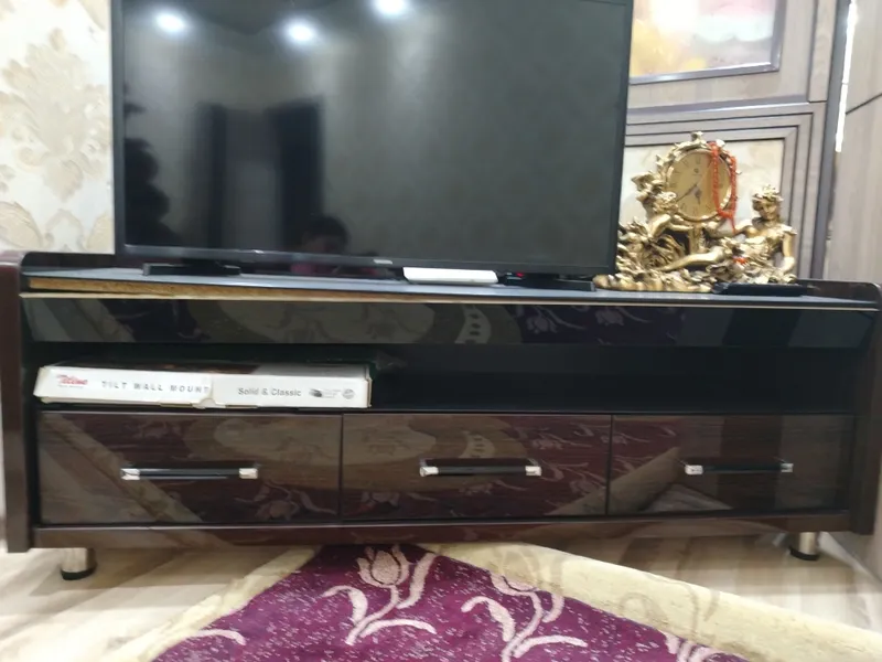 televizor pastavkasi qora rangda