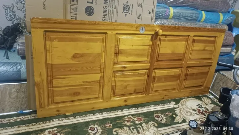 Двкри из натурального дерева.
