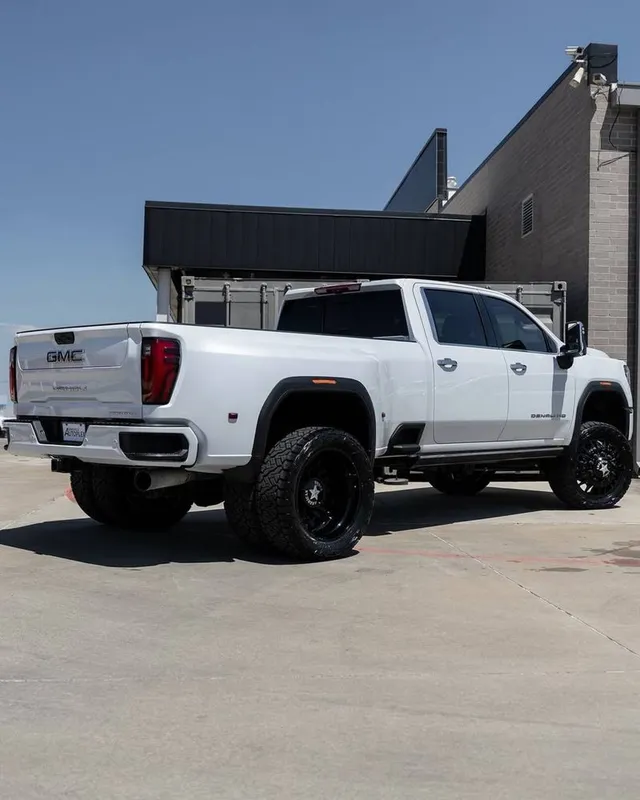 GMC Sierra 3500 HD Denali Ultimate 2026 2 GMC Sierra 3500 HD Denali Ultimate 2026 2