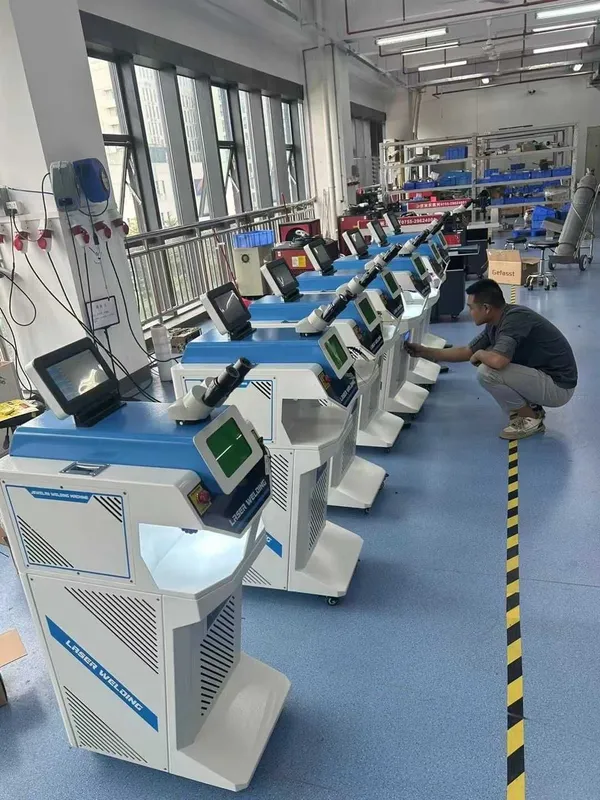 Лазерный сварочный аппарат 200W для ювелирных изделий (YAG Laser) — фото 1 Лазерный сварочный аппарат 200W для ювелирных изделий (YAG Laser) — фото 1