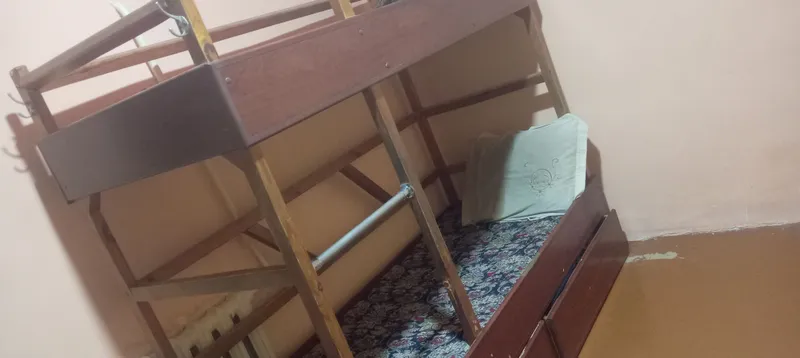 Krovat 200min znasi bor temiri 1 Krovat 200min znasi bor temiri 1