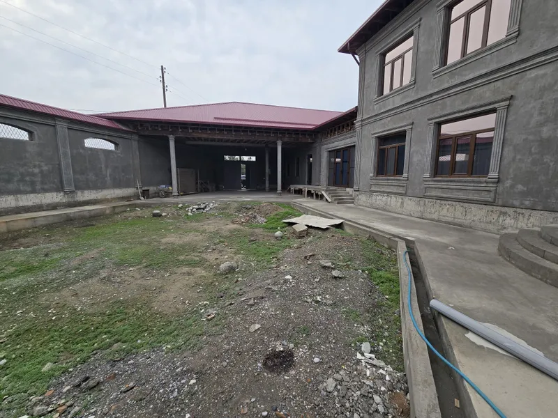Xovli uy sotiladi aerport 9 sotix yangi uy 10 xona