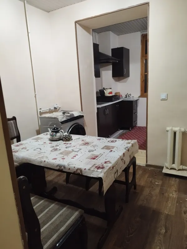 продам чиланзар 25.  двух комнатная.  балкон 2*6