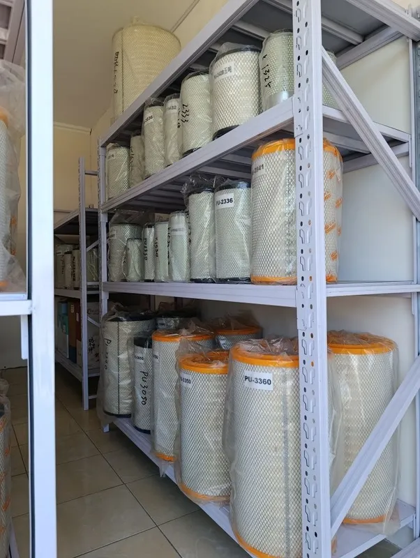 Yuk mashinalari uchun havo filtrlari sotilad. 2 Yuk mashinalari uchun havo filtrlari sotilad. 2