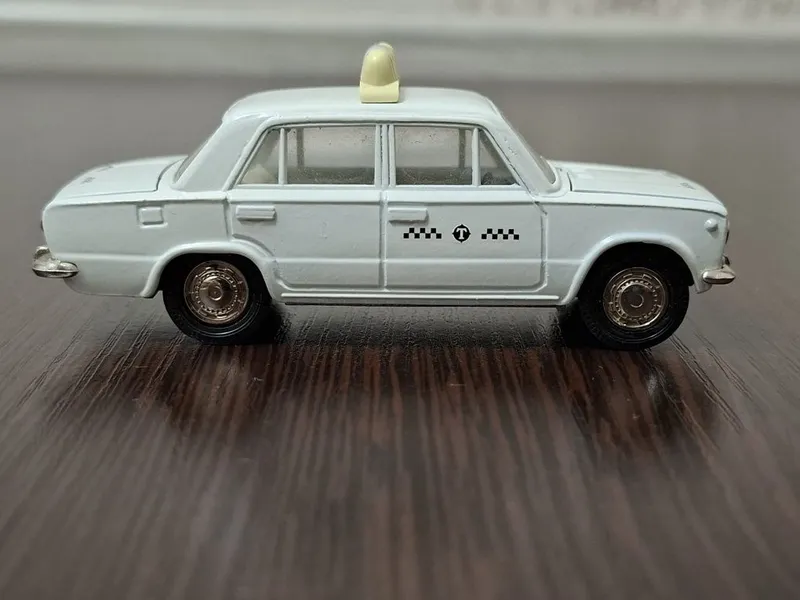 Коллекционная модель ВАЗ 2101 такси, масштаб 1:43 — фото 3